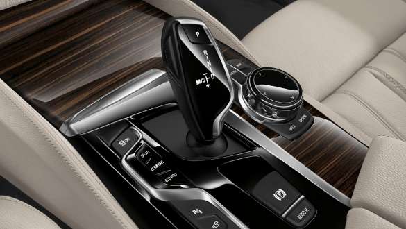 Elementele de control din interiorul BMW Seria 5 Sedan, G30 Imagine în prim plan cu interiorul BMW Seria 5 Sedan, G30, Facelift, 2020, cu elemente de control negre lucioase