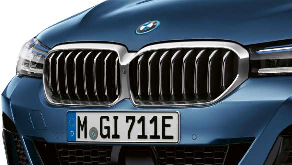 Grila frontală BMW a BMW Seria 5 Sedan, G30 Imagine în prim plan cu partea faţă a BMW Seria 5 Sedan, G30, Facelift, 2020, în Albastru Phytonic, cu grila frontală BMW