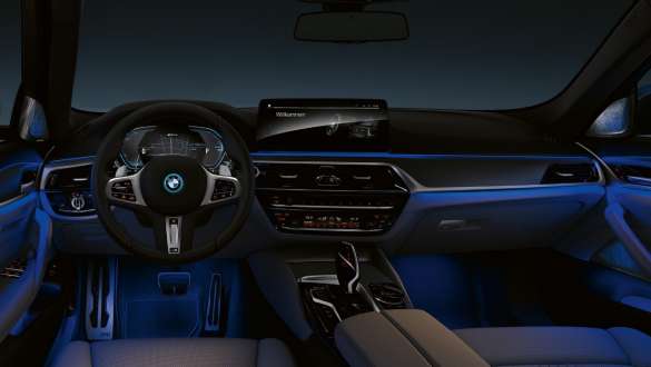 Iluminarea ambientală a BMW Seria 5 Sedan, G30 Imagine în prim plan cu interiorul BMW Seria 5 Sedan, G30, Facelift, 2020, cu iluminare ambientală