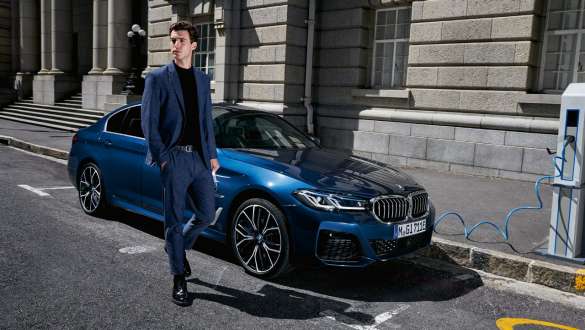 Imagine cu trei sferturi din partea frontală a unui BMW Seria 5 Sedan plug-in hybrid Imagine cu trei sferturi din partea frontală a unui BMW Seria 5 Sedan plug-in hybrid