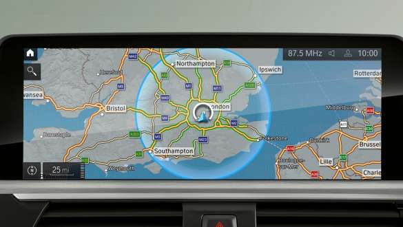 Sistemul de navigaţie din BMW Seria 5 Sedan plug-in hybrid Imagine în prim plan cu sistemul de navigaţie din BMW Seria 5 Sedan plug-in hybrid