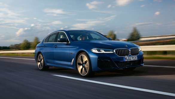 Imagine cu trei sferturi din partea frontală a unui BMW Seria 5 Sedan plug-in hybrid Imagine cu trei sferturi din partea frontală a unui BMW Seria 5 Sedan plug-in hybrid