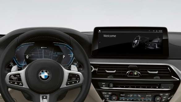 Imagine din habitaclul BMW Seria 5 Sedan, G30, cu BMW Live Cockpit Professional Imagine din habitaclul BMW Seria 5 Sedan, G30, Facelift, 2020, cu BMW Live Cockpit Professional