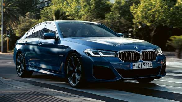 Imagine cu trei sferturi din partea frontală a BMW Seria 5 Sedan G30 Imagine cu trei sferturi din partea frontală a BMW Seria 5 Sedan G30 2020 Facelift în Albastru Phytonic, rulând pe stradă
