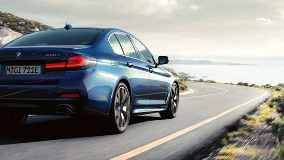 Direcţia integrală adaptivă a BMW Seria 5 Sedan, G30 Imagine cu trei sferturi din partea spate a BMW Seria 5 Sedan, G30, Facelift, 2020, cu direcţie integrală adaptivă, rulând