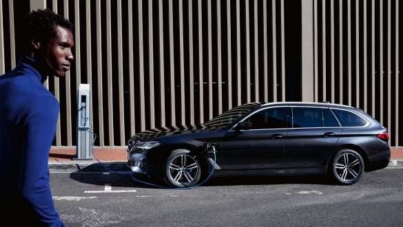 Imagine din partea laterală a unui BMW Seria 5 Touring G31 LCI 2021 plug-in hybrid, la încărcat Imagine din partea laterală a unui BMW Seria 5 Touring G31 LCI 2021 plug-in hybrid, la încărcat cu un model
