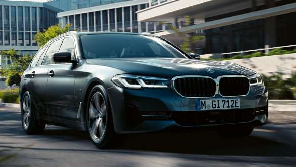 Suspensia adaptivă a BMW Seria 5 Touring, G31 Imagine în prim plan cu butonul Start Stop al BMW Seria 5 Touring, G31, Facelift, 2020, cu suspensie adaptivă”.