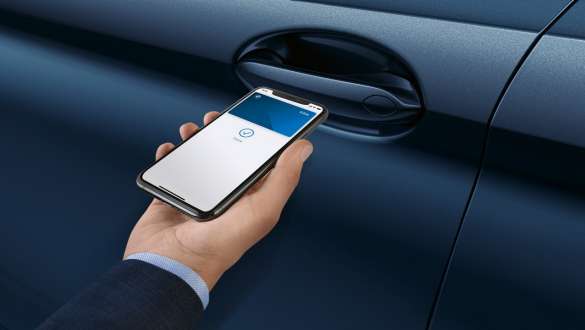 Sistemul de integrare pentru smartphone al BMW Seria 5 Touring, G31 Imagine din habitaclul BMW Seria 5 Touring, G31, Facelift, 2020, cu sistem de integrare pentru smartphone
