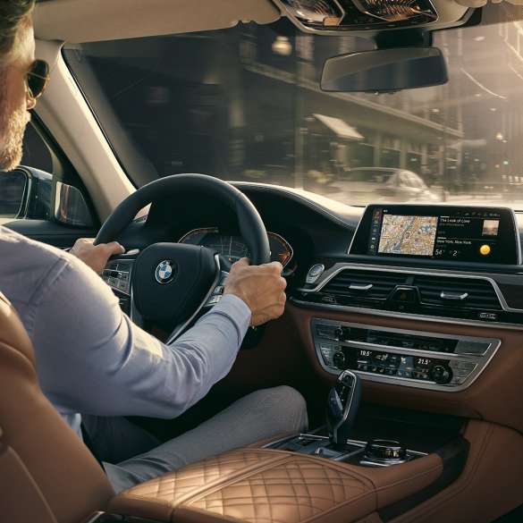 Funcţiile pentru conectivitate ale BMW Seria 7 Sedan BMW Seria 7 Sedan: un bărbat stă într-un automobil BMW şi foloseşte funcţiile pentru conectivitate
