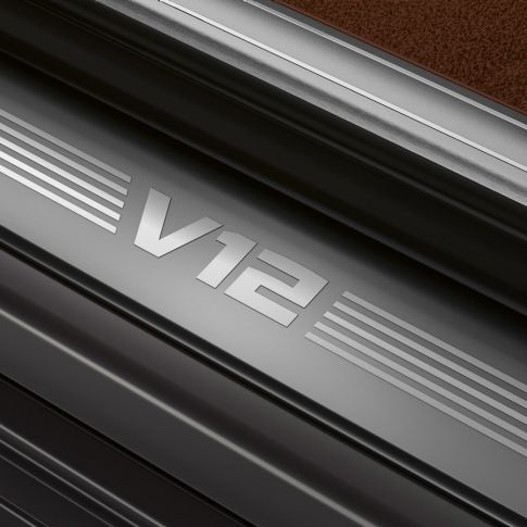 Pragurile portierelor BMW cu inscripţie „V12” Imagine în prim-plan cu pragurile portierelor BMW M760Li xDrive cu inscripţie „V12”