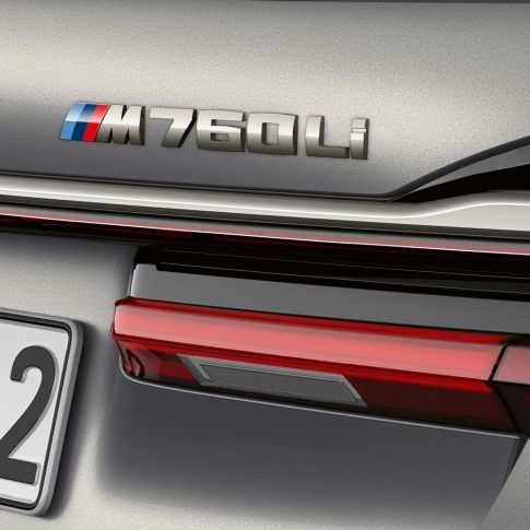 Imagine în prim-plan cu emblema „BMW M760Li” a BMW Seria 7 Sedan Imagine în prim-plan cu emblema „BMW M760Li” din spate a BMW Seria 7 Sedan