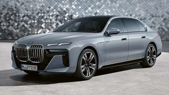 Imagine din partea laterală a unui BMW Seria 7 Sedan G70 PHEV 750e xDrive Gri Dravit BMW Seria 7 Sedan G70 PHEV 750e xDrive Gri Dravit, imagine din partea laterală