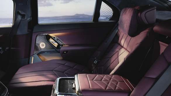 Consola Executive Lounge din BMW Seria 7 Sedan G70 ICE 740i cu pachet M Sport BMW Seria 7 Sedan G70 ICE 740i cu pachet M Sport, imagine în prim plan cu consola Executive Lounge din spate
