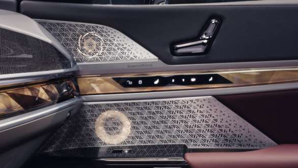 Sistem audio surround Bowers & Wilkins Diamond pe portiera pasagerului dintr-un BMW Seria 7 Sedan G70 ICE 740i cu pachet M Sport BMW Seria 7 Sedan G70 ICE 740i cu pachet M Sport, imagine în prim plan cu sistemul audio surround Bowers & Wilkins Diamond de pe portiera pasagerului