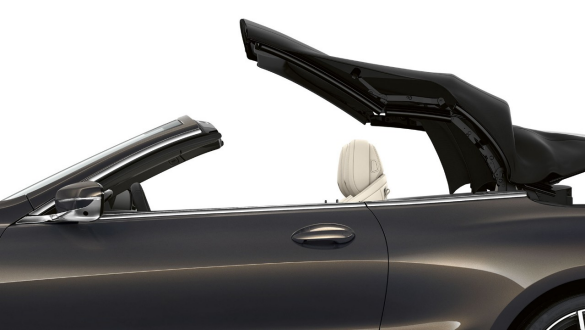 Perspectivă laterală asupra BMW M850i xDrive în Gri Dravit metalizat cu soft-top-ul deschizându-se. Perspectivă laterală asupra BMW M850i xDrive în Gri Dravit metalizat cu soft-top-ul deschizându-se.