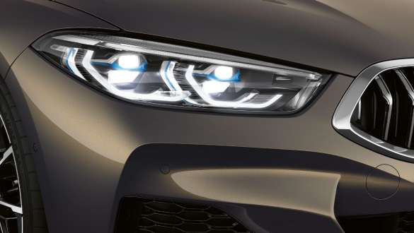 Imagine cu partea stângă a BMW M850i xDrive în Gri Dravit metalizat cu faruri BMW Laserlight. Imagine cu partea stângă a BMW M850i xDrive în Gri Dravit metalizat cu faruri BMW Laserlight.