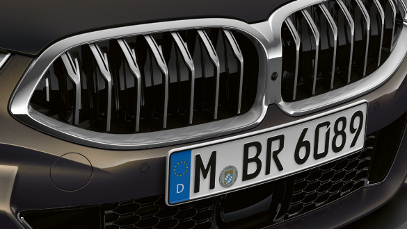 Imagine frontală cu grila radiatorului cu direcţionare activă a fluxului de aer a BMW M850i xDrive în Gri Dravit metalizat. Imagine frontală cu grila radiatorului cu direcţionare activă a fluxului de aer a BMW M850i xDrive în Gri Dravit metalizat.