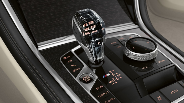Aplicaţii din sticlă „CraftedClarity” în interiorul BMW M850i xDrive în Gri Dravit metalizat. Aplicaţii din sticlă „CraftedClarity” în interiorul BMW M850i xDrive în Gri Dravit metalizat.