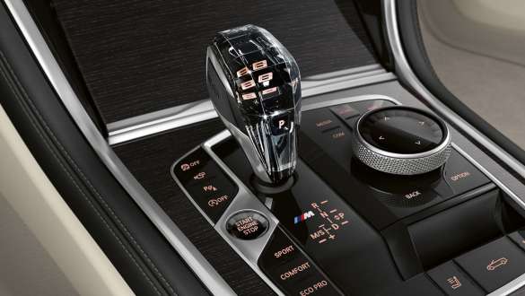 Aplicaţii din sticlă „CraftedClarity” în interiorul BMW M850i xDrive în Gri Dravit metalizat. Aplicaţii din sticlă „CraftedClarity” în interiorul BMW M850i xDrive în Gri Dravit metalizat.