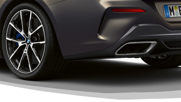 Imagine cu partea spate a BMW M850i xDrive în Gri Dravit metalizat cu diferenţial M sport. Imagine cu partea spate a BMW M850i xDrive în Gri Dravit metalizat cu diferenţial M sport.