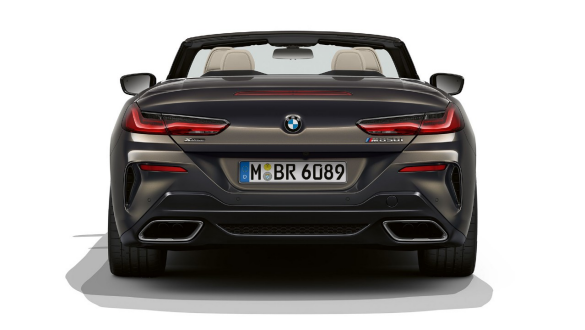 Perspectivă spate cu sistemul de evacuare Sport al BMW M850i xDrive în Gri Dravit metalizat. Perspectivă spate cu sistemul de evacuare Sport al BMW M850i xDrive în Gri Dravit metalizat.