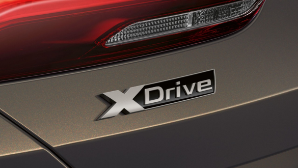 Emblema „xDrive” a BMW M850i xDrive în Gri Dravit metalizat. Emblema „xDrive” a BMW M850i xDrive în Gri Dravit metalizat.