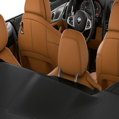 Imagine cu interiorul BMW M850i xDrive cu soft-top-ul deschis. Imagine cu interiorul BMW M850i xDrive cu soft-top-ul deschis.