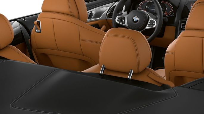 Imagine cu interiorul BMW M850i xDrive cu soft-top-ul deschis. Imagine cu interiorul BMW M850i xDrive cu soft-top-ul deschis.