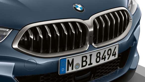 Barele grilei şi elementul decorativ „Air Breather”. Imagine în prim-plan cu partea frontală a BMW Seria 8 Coupé cu barele grilei şi elementul decorativ „Air Breather”.