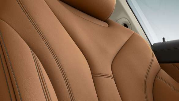Ornamente din piele Merino în Cognac, cu conţinut extins, de la BMW Individual. Imagine în prim-plan cu scaunele BMW Seria 8 Coupé cu ornamente din piele Merino în Cognac, cu conţinut extins, de la BMW Individual.