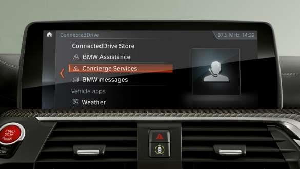 „Remote Software Upgrade” (trad. Actualizare de la distanţă a software-ului). Imagine cu Control Display-ul şi „Remote Software Upgrade” (trad. Actualizare de la distanţă a software-ului) ale BMW Seria 8 Coupé.