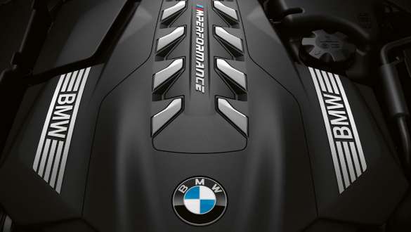 Motorul BMW TwinPower Turbo pe benzină cu 8 cilindri. Perspectivă de sus a motorului BMW TwinTurbo pe benzină cu 8 cilindri al BMW Seria 8 Coupé.