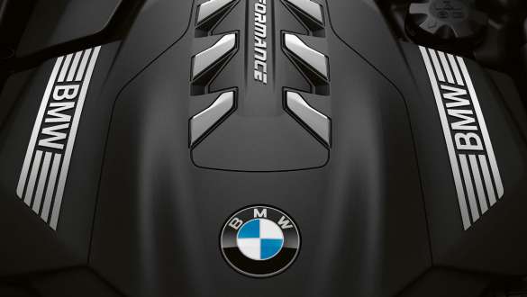 Motorul BMW TwinTurbo diesel cu 6 cilindri în linie. Perspectivă de sus a motorului BMW TwinTurbo diesel cu 6 cilindri în linie al BMW Seria 8 Coupé.