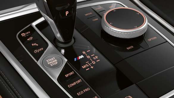 Transmisia Steptronic Sport şi consola centrală. Imagine în prim-plan cu consola centrală şi transmisia Steptronic Sport ale BMW Seria 8 Coupé.