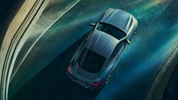 Direcţie integrală adaptivă. Imagine în prim-plan cu volanul şi direcţia integrală adaptivă ale BMW Seria 8 Coupé.