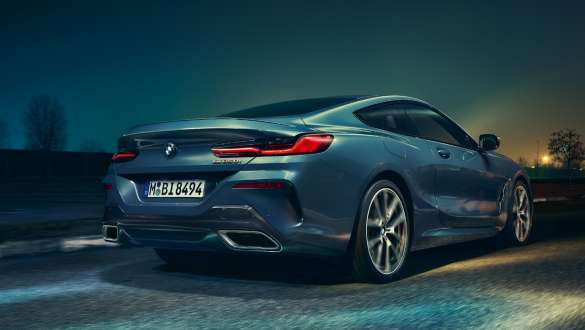 Ţevile de eşapament şi roţile din spate. Perspectivă de jos asupra părţii spate a BMW Seria 8 Coupé cu ţevile de eşapament şi roţile din spate.