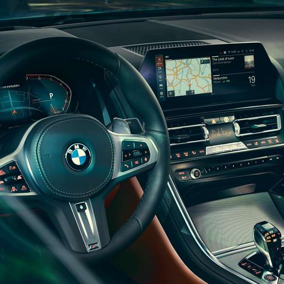 Habitaclul BMW Seria 8 Coupé. Habitaclul BMW Seria 8 Coupé, cu imagine în prim-plan cu volanul şi Control Display-ul.