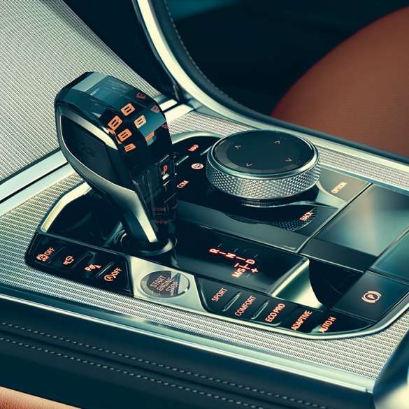 Interiorul BMW Seria 8 Coupé. Interiorul BMW Seria 8 Coupé cu imagine în prim-plan cu schimbătorul de viteze.