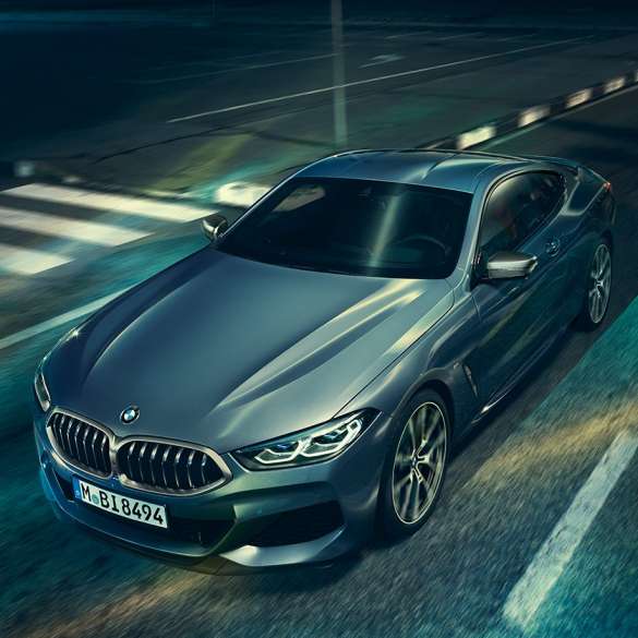 Imagine cu trei sferturi din partea frontală a BMW Seria 8 Coupé. Imagine cu trei sferturi din partea frontală a BMW Seria 8 Coupé, staţionând, cu prim-plan pe capotă.