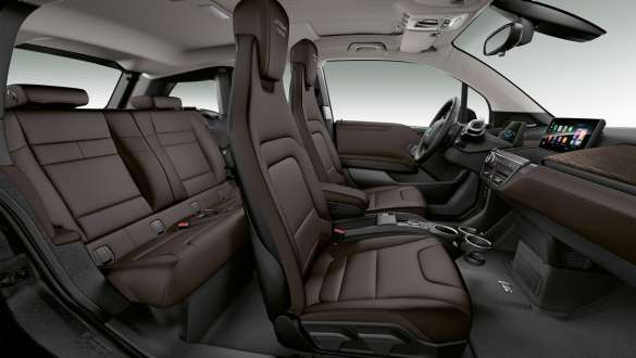 Imagine din interiorul habitaclului modelului BMW i3 I01 Ediţia Unique Forever Imagine din interiorul habitaclului modelului BMW i3 I01 Ediţia Unique Forever cu scaun cu cusături decorative „Unique Forever”