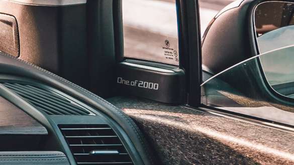 Emblema ediţiei „ONE of 2000” a BMW i3 I01 Ediţia Unique Forever Imagine în prim plan cu detaliu din interior cu emblema ediţiei „ONE of 2000” a BMW i3 I01 Ediţia Unique Forever