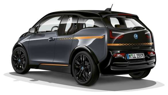 Imagine cu trei sferturi din partea frontală a BMW i3 I01 Ediţia Unique Forever Imagine cu trei sferturi din partea frontală a BMW i3 I01 Ediţia Unique Forever în Storm Bay cu accent Frozen E-Copper