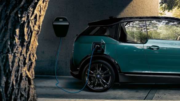 BMW i3 I01 2018 la BMW Wallbox BMW i3 I01 2018 Albastru Ridge Mountain cu detalii în Gri Frozen încărcându-se la BMW Wallbox