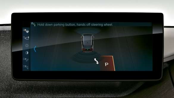 Interiorul BMW i3 I01 cu Sistemul de asistenţă la parcare pe Control Display Interiorul BMW i3 I01 cu Asistentul la parcare pe Control Display