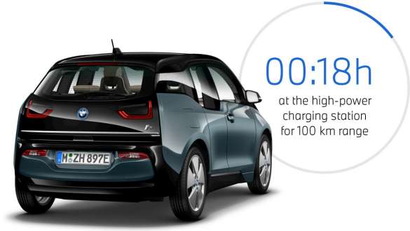Imagine cu trei sferturi din partea din spate a BMW i3 I01 în Albastru Ridge Mountain cu detalii în Gri Frozen Imagine cu trei sferturi din partea din spate a BMW i3 I01 în Albastru Ridge Mountain cu detalii în Gri Frozen