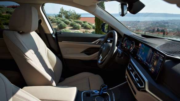 Scaunele din faţă ale unui BMW i4 G26 2021 Imagine din interior cu scaunele din faţă ale unui BMW i4 G26 2021