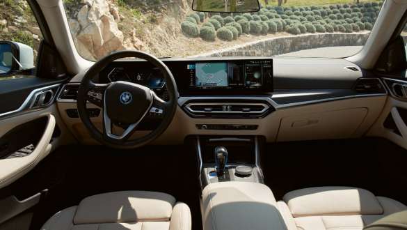 Habitaclul unui BMW i4 G26 2021 Imagine din interior cu habitaclul unui BMW i4 G26 2021