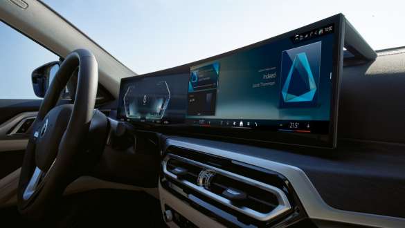 Afişaj curbat BMW în BMW i4 G26 2021 Imagine din interiorul unui BMW i4 G26 2021, cu afişaj curbat BMW şi Control Display
