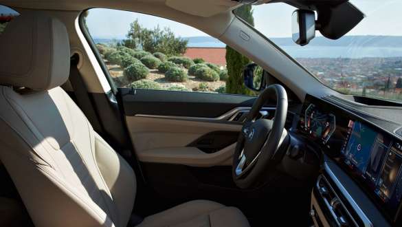 Scaunele din faţă ale unui BMW i4 G26 2021 Imagine din interior cu scaunele din faţă ale unui BMW i4 G26 2021