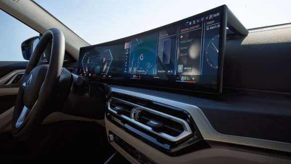 Afişaj curbat BMW în BMW i4 G26 2021 Imagine din interiorul unui BMW i4 G26 2021, cu afişaj curbat BMW şi Control Display